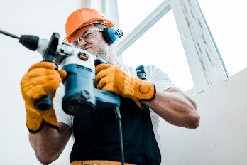 photo
homme en tenue de chantier tenant un perforateur