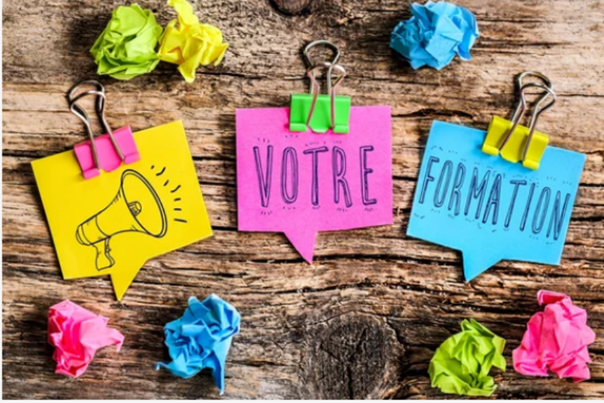 photo 
postits colorés formant le texte "votre formation"