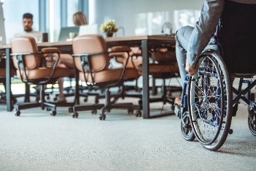 photo
personne en fauteuil roulant arrivant dans une salle de réunion